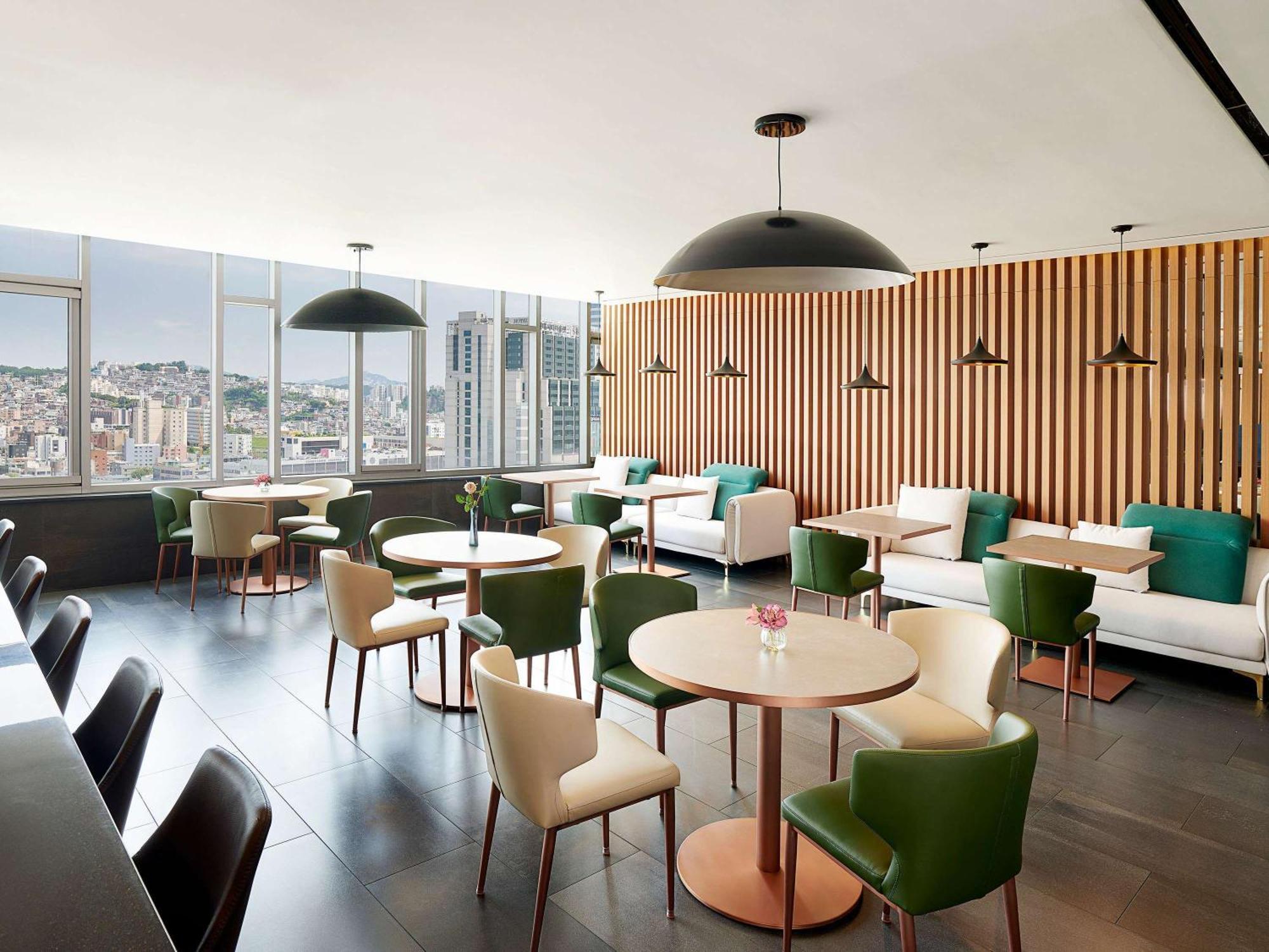 Novotel Ambassador Seoul Dongdaemun Hotels & Residences Buitenkant foto The Club lounge at San Francisco International Airport